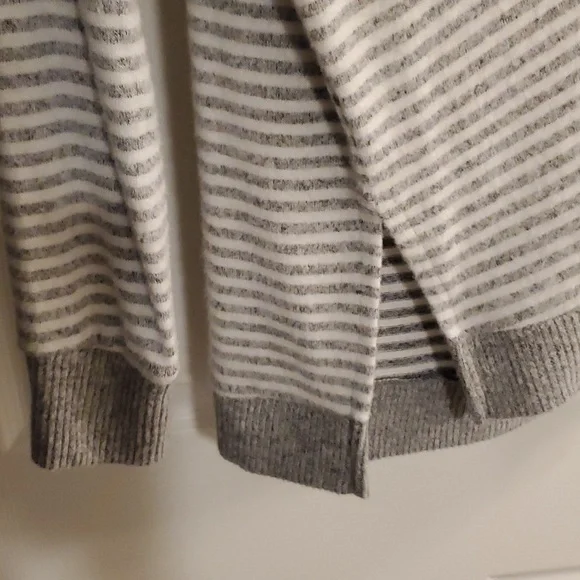 Brand New NWOT Gray Striped Soft V Neck Sweater - Picture 4 of 4